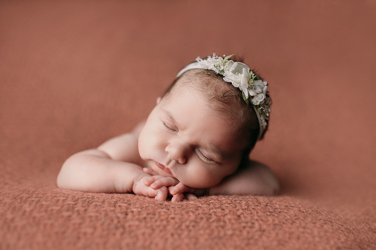 Focení newborn - ležící holčička s čelenkou